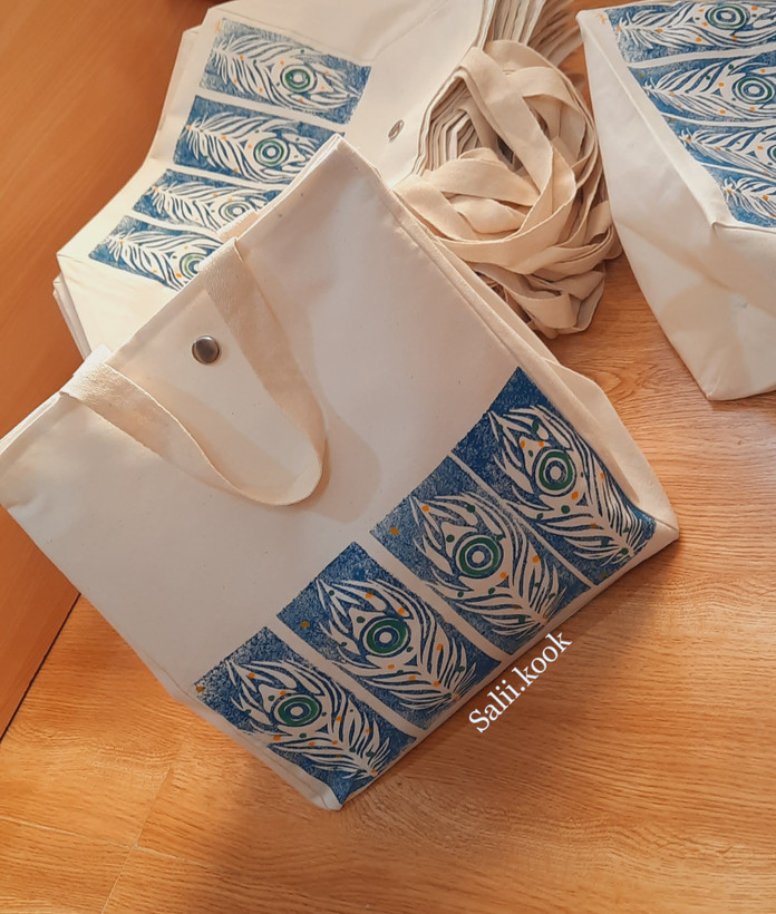 کیف پارچه ای آستردار دکمه خور طرح پرطاووس