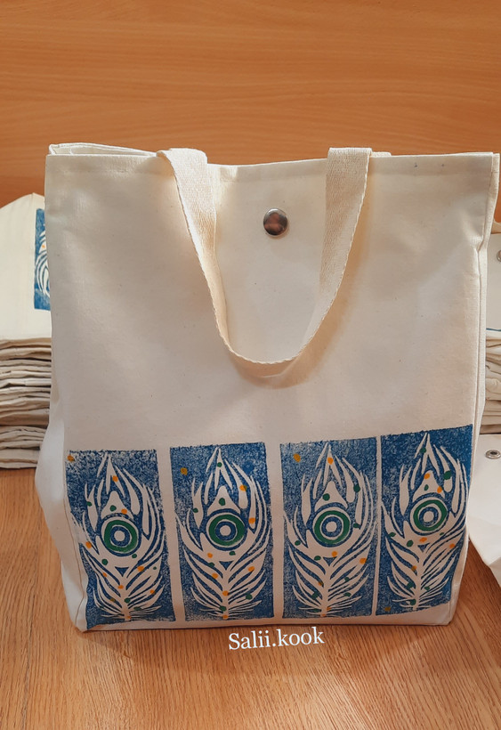 کیف پارچه ای آستردار دکمه خور طرح پرطاووس
