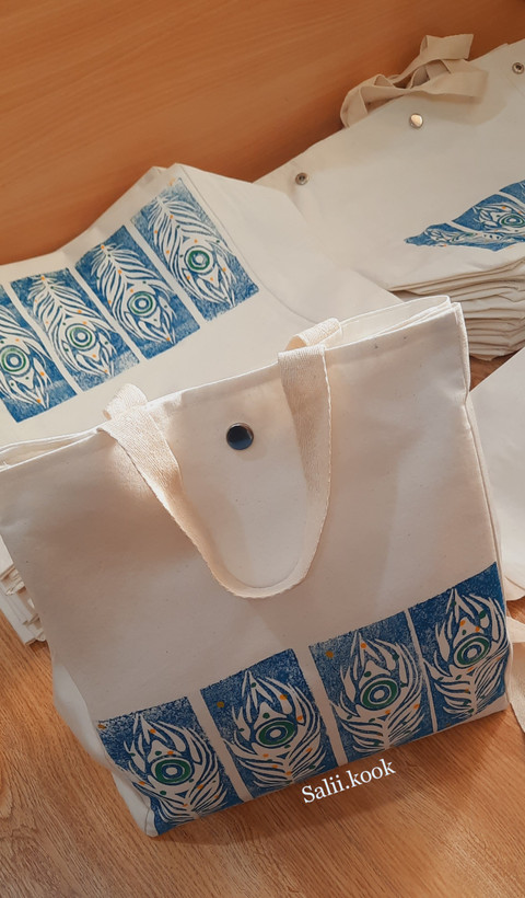 کیف پارچه ای آستردار دکمه خور طرح پرطاووس